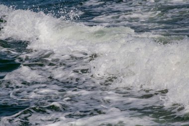Kapatın beyaz köpüklü deniz dalgalarını