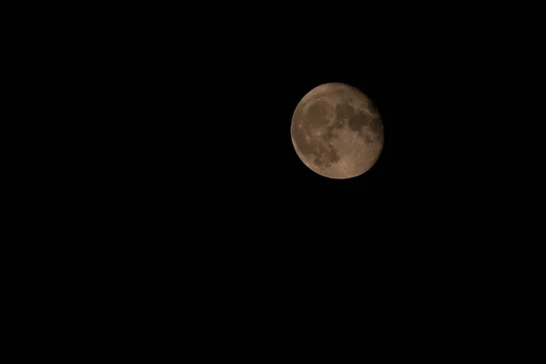 Widok Prawie Pełnię Księżyca Ciemnym Niebie — Zdjęcie stockowe