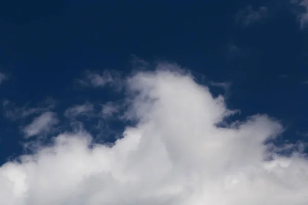 Nahaufnahme Einer Weißen Wolke Blauen Himmel — Stockfoto