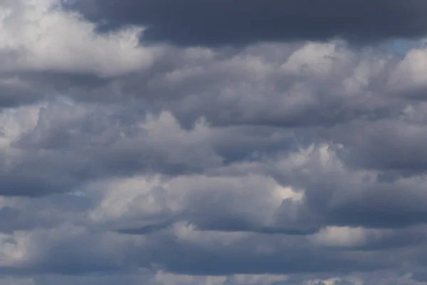 空の灰色の雨の雲を見ると — ストック写真