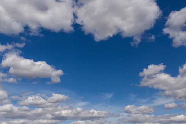 白い雲の間の澄んだ青い空を眺め — ストック写真