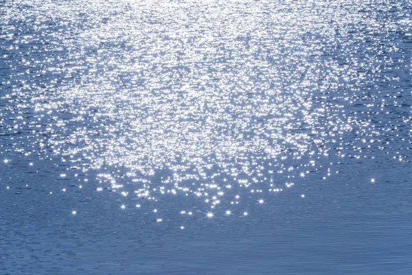 輝く背景 水面に青い抽象的な太陽 — ストック写真