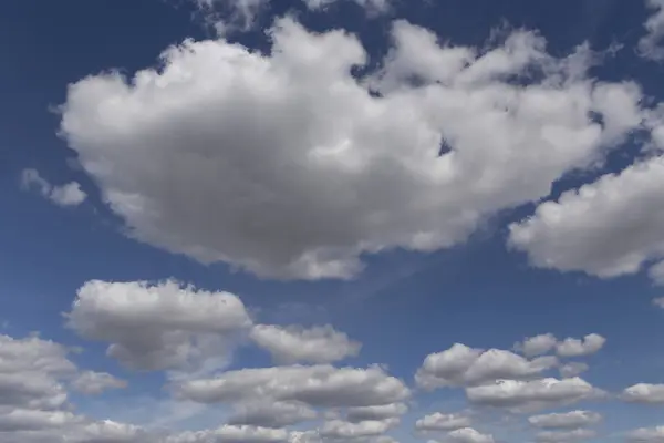 青い空に白いふわふわの雲が見える — ストック写真