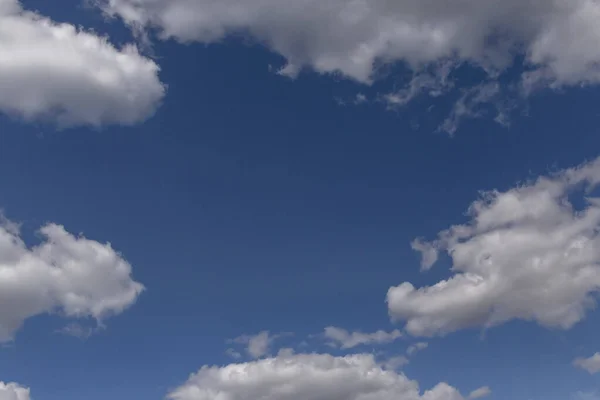 Mavi Gökyüzünde Beyaz Kabarık Bulutlar Çerçeve Oluşturuyor — Stok fotoğraf