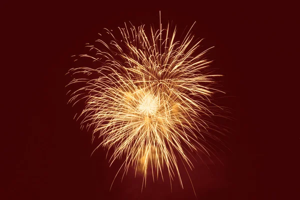 Explosion Von Gelbem Feuerwerk Vor Rotem Hintergrund — Stockfoto