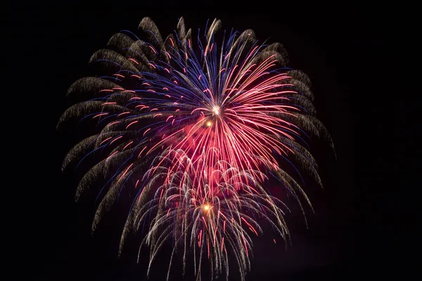 Zicht Rood Met Blauw Vuurwerk Aan Nachtelijke Hemel — Stockfoto