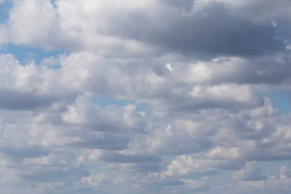 Pohled Oblohu Pokrytou Načechranými Dešťovými Mraky — Stock fotografie