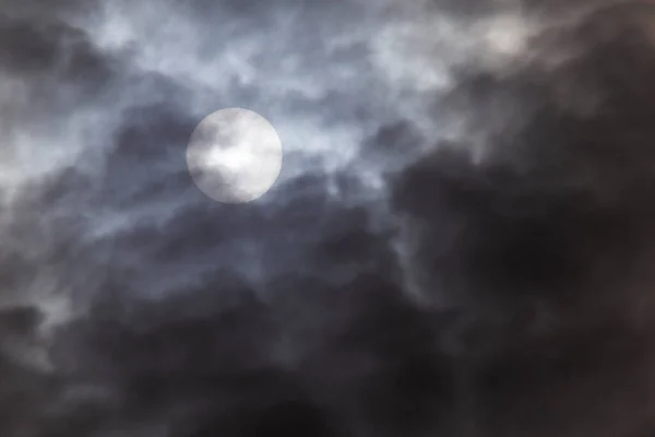 暗い雲の後ろに隠された太陽の眺め — ストック写真