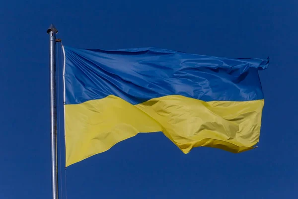 Close Van Zwaaide Oekraïense Vlag Vlaggenmast Tegen Blauwe Lucht — Stockfoto