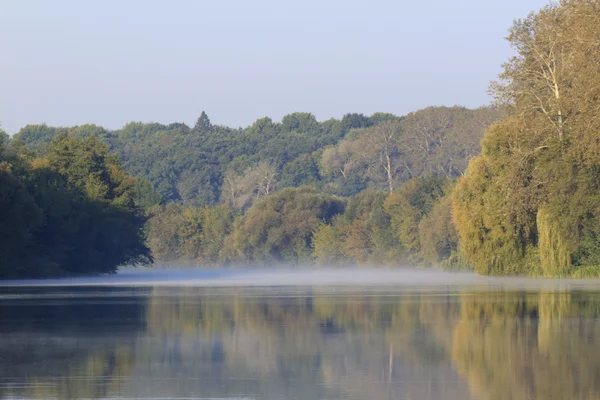 Река осенним утром — стоковое фото