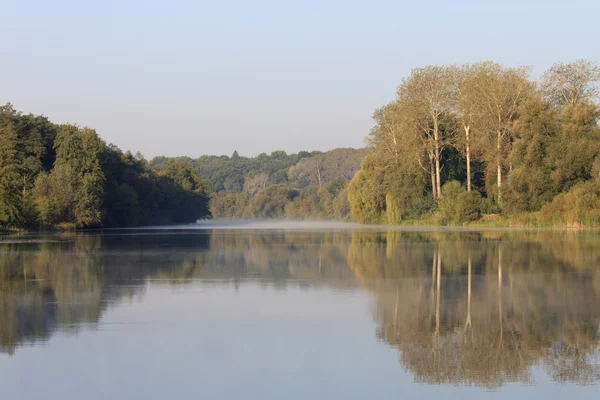 Rivier op herfst ochtend — Stockfoto