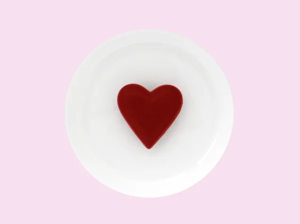San Valentín rojo en el plato —  Fotos de Stock