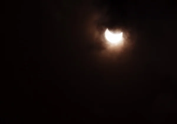 Éclipse solaire partielle derrière les nuages — Photo