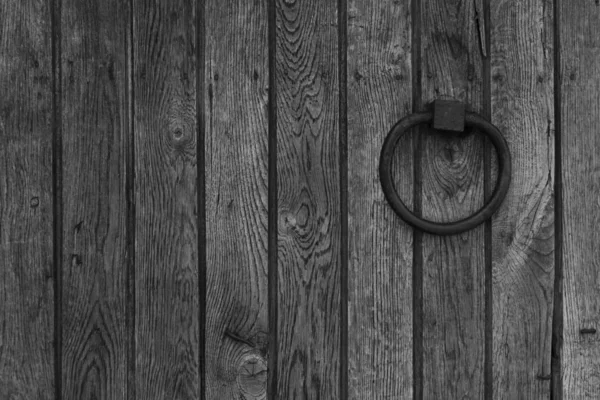 金属製のリングを持つ木製の背景 — ストック写真