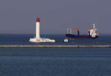 Deniz fenerinde gemi