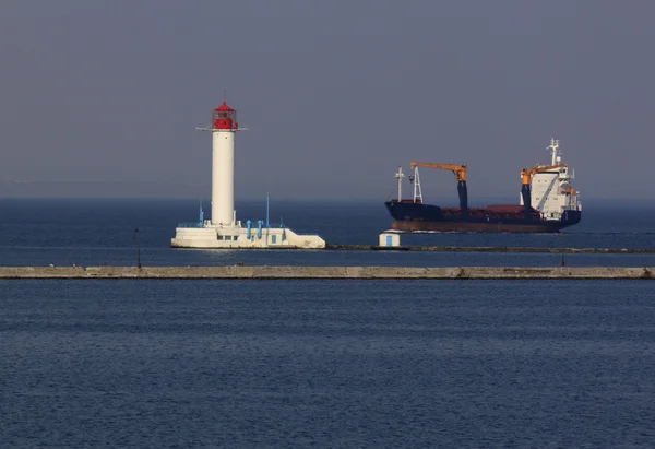 Deniz fenerinde gemi — Stok fotoğraf