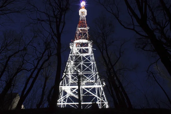 Torre de difusión iluminada — Foto de Stock
