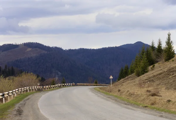 Estrada nas montanhas dos Cárpatos — Fotografia de Stock