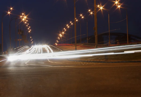 Verkehrsbewegungen auf Brücke — Stockfoto