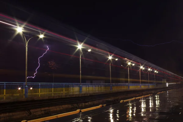 屋外の地下鉄駅上の雷雨 — ストック写真