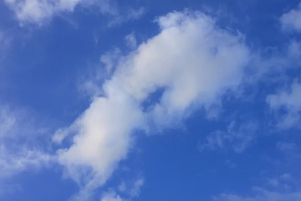 Nuages dans un ciel bleu — Photo