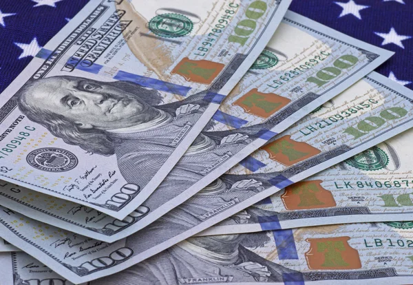 Dinheiro na bandeira americana — Fotografia de Stock