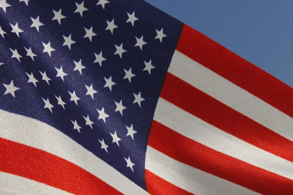 Drapeau des États-Unis sur ciel bleu — Photo