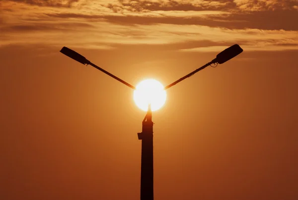 Soleil derrière lanterne de rue — Photo