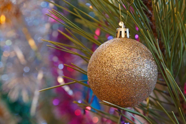 Pallina d'oro sull'albero di Natale — Foto Stock