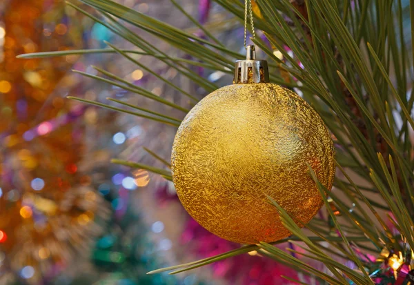 Bauble dourado na árvore de Natal — Fotografia de Stock