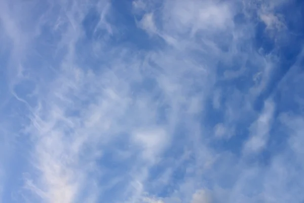Nuvens brancas em um céu azul — Fotografia de Stock