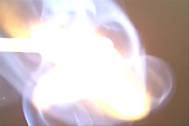 燃烧着的木匹配 — 图库视频影像