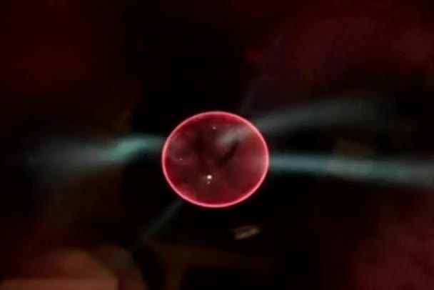 Электрический шар в темноте — стоковое видео