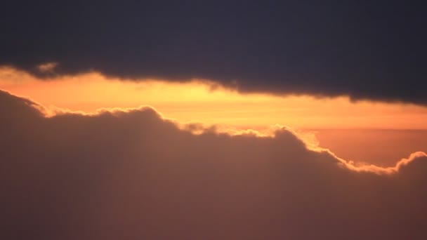 Nuages sombres pendant le coucher du soleil . — Video