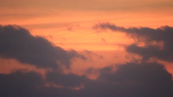 Rot-blauer Sonnenuntergang am Himmel. — Stockvideo