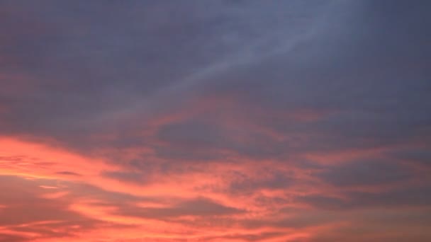 Colores del cielo puesta de sol rojo-azul . — Vídeo de stock