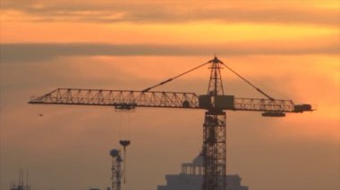 Gökyüzü koyulaşma üzerinde inşaat vinç