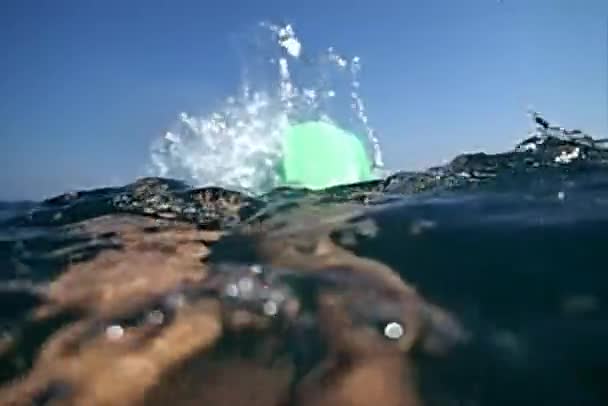 Schwimmerfüße in Schwimmflossen — Stockvideo