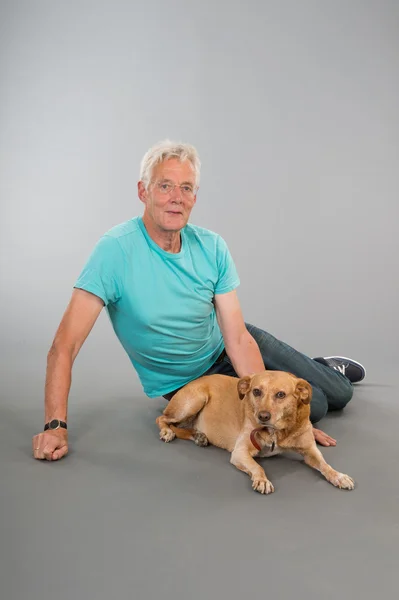 Senior man met zijn hond — Stockfoto