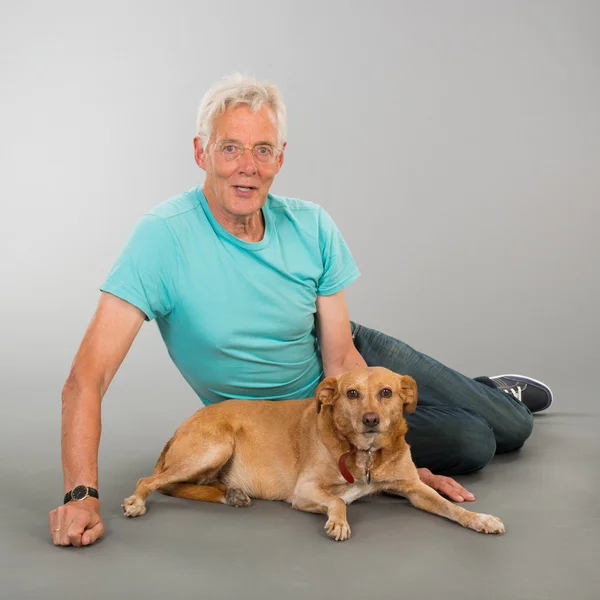 Uomo anziano con cane — Foto Stock