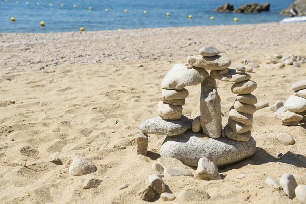 Steine am Strand gestapelt — Stockfoto