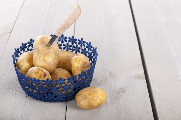 Очистка картошки в корзине — стоковое фото