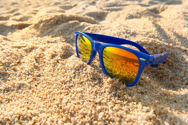 Solglasögon på stranden — Stockfoto