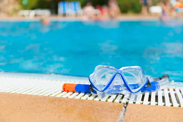 Equipo de buceo en la piscina — Foto de Stock