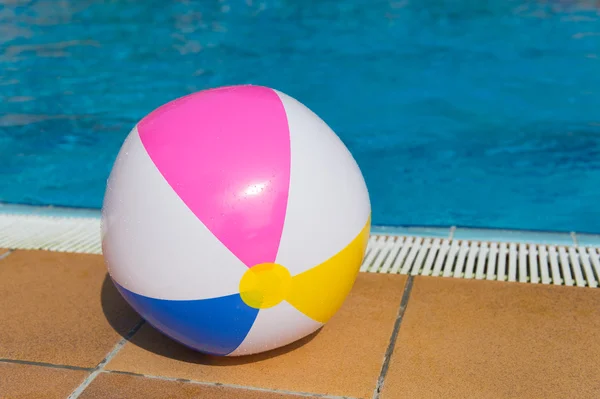 Uppblåsbar boll vid pool — Stockfoto