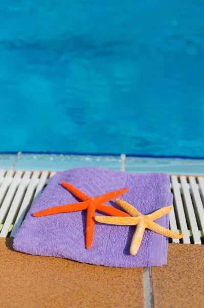 Handdoek en zeesterren — Stockfoto