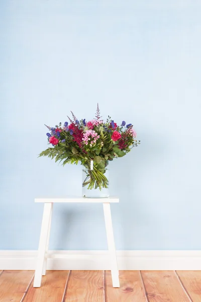 Blandad bukett blommor på bord — Stockfoto