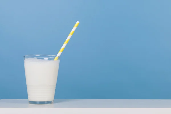 Glas de leche sobre azul — Foto de Stock