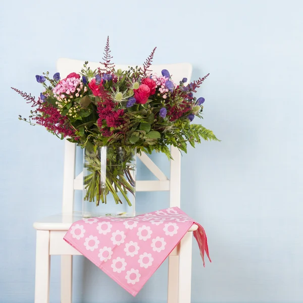 Flores de buquê mistas na cadeira — Fotografia de Stock