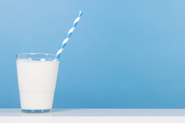 Glas melk op blauw — Stockfoto